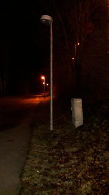 Straßenlampe auf Fußweg (neben der Schützenstraße) defekt.