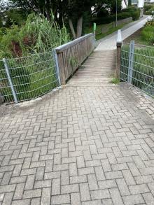 Die Brücke am Bachbruck - Spielplatz hat marode Holzdielen