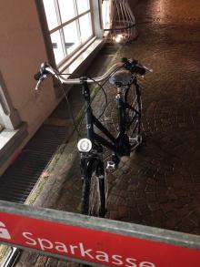 Herrenloses Fahrrad am Fahrradständer der Sparkasse-HEBO, in der Höllstr. 4, 78315 Radolfzell