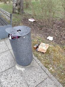 Müll mit Alkoholflaschen auf Spielplatz