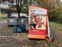 Renovierungsmüll am Kleidercontainer