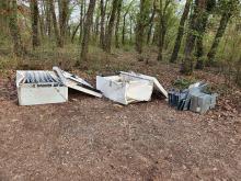 Wilder Müll im Wald elektrische Geräte