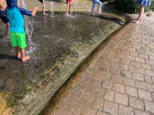 Rutschgefahr am Wasserspielplatz