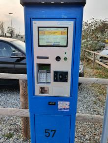 Parkautomat friesst Bargeld ohne Ticket herauszugeben