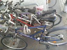 Zurückgelassene Fahrräder am Bahnhof